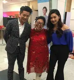  海涛妈与张继科同穿情侣鞋,搂着赵又廷笑容满面似亲生