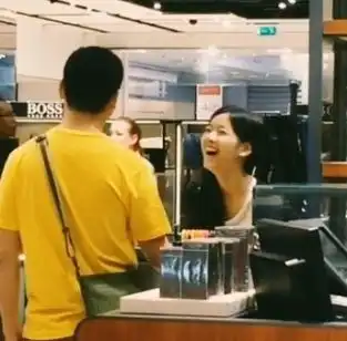  刘强东奶茶妹妹被拍逛巴黎甜蜜蜜小情侣