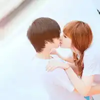  打kiss的qq情侣头像两张2015年新款