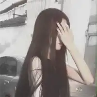 女生头像手贴着脸,并且坐着,有吗