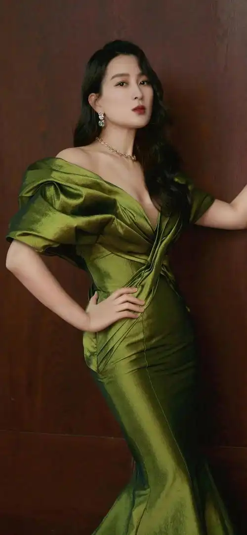 高清美女明星全面屏手机壁纸马苏