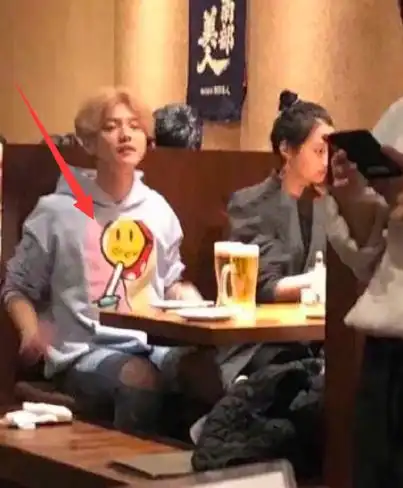  鹿晗正式营业暗撒狗粮,穿关晓彤情侣款卫衣亮相,给足晓彤安全感