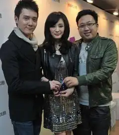  杨幂冯绍峰不避嫌人前玩亲密情侣档现身