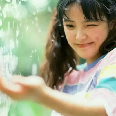  江郁复古原宿风女生头像