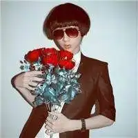  一个女的手里捧着花的情侣头像头像