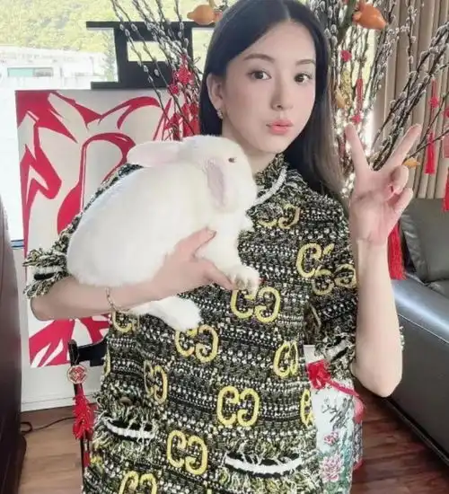 方媛晒全家福,郭富城白发抢镜夫妻俩似隔辈人,女儿露正脸颜值高