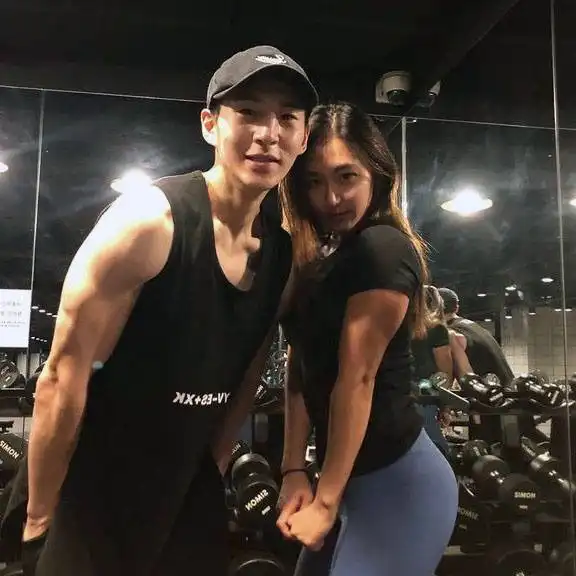  有图有真相,健身美女扛着男友做深蹲,力量不容小觑
