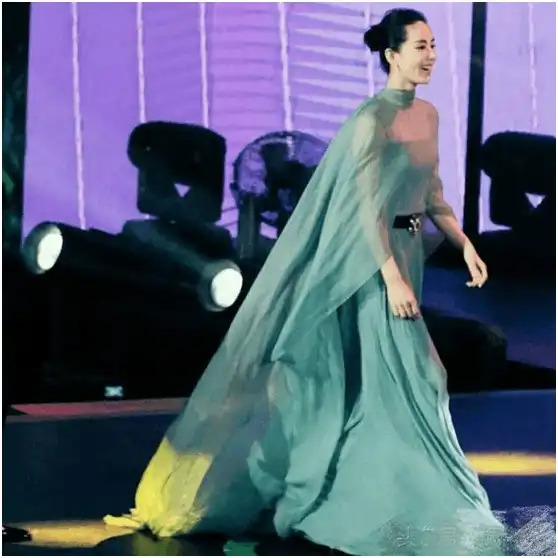  刘诗诗和唐嫣同穿蓝色裙子,气质差距也太大了吧