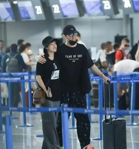  刘翔携二婚娇妻现身,勾肩搭背秀恩爱,穿束脚裤掩不住189大长腿