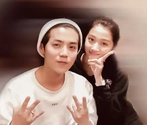  鹿晗暗戳戳秀恩爱,头戴几年前的棒球帽,被扒出与关晓彤是情侣款