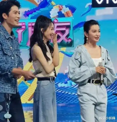 赵丽颖与朋友深夜聚餐,与朋友一路相挽热聊,力破解约传闻