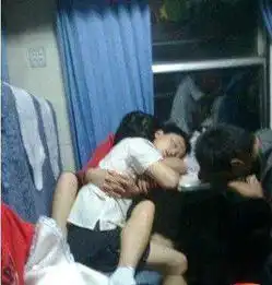  女生公共场合奇葩睡姿大比拼,这十张图必有一款属于曾经的你