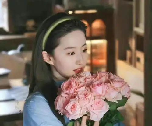  刘亦菲现身巴黎时装周,与谷爱凌李惠仁同框惊艳,后置自拍好可爱