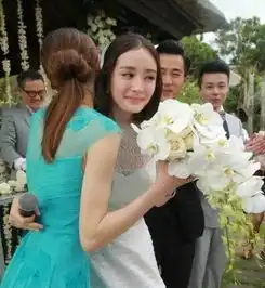 杨幂唐嫣情同姐妹,玩自拍一个神经质一个傻二姐