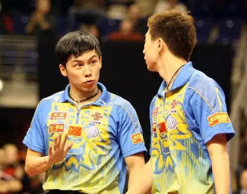  德国乒乓球赛男双决赛陈玘马龙场上交谈