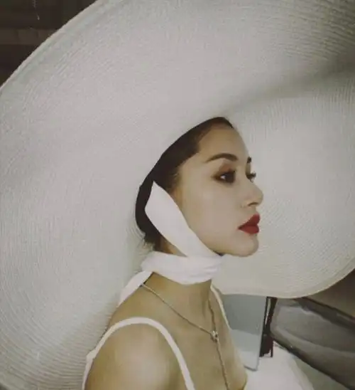  王子文晒情侣合照,一脸甜蜜搂着男友,两人看镜头的表情都神同步