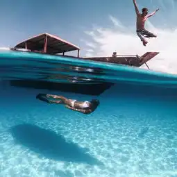  网红情侣悬在高空泳池接吻,招惹非议还不服我们对自己负责