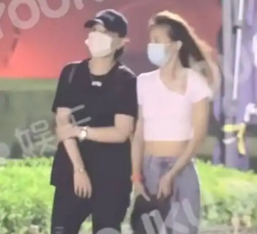金晨李斯丹妮挽手散步,当街合影搂抱闺蜜情深,露小蛮腰太吸睛