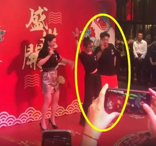  杜海涛与吴昕穿情侣装现身两人亲密互动,跟女友都没这么甜