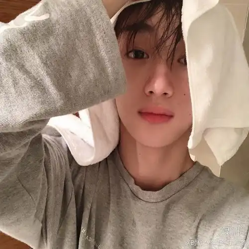  丁程鑫两天后来对比肤色丁程鑫高考后营业,怼脸拍皮肤零毛孔,年下小奶狗的最低标准