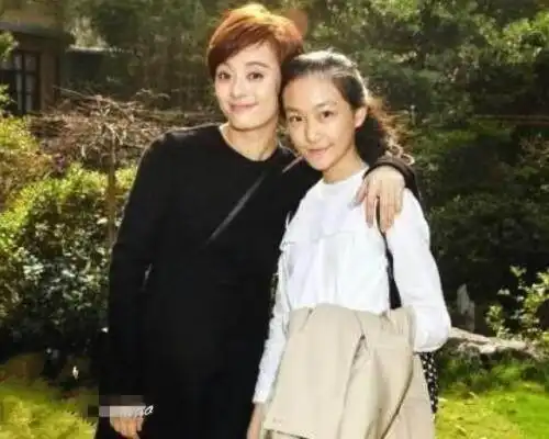  邓超一家四口机场被偷拍孙俪同父异母妹妹近照曝光颜值一言难尽