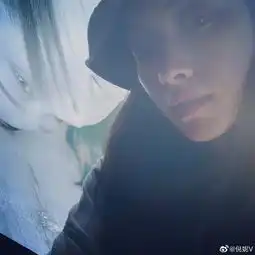  组图倪妮晒自拍笑容甜美素颜出镜对镜比耶皮肤超好