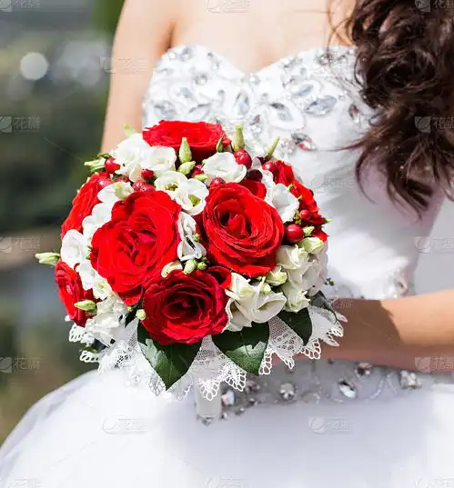  新娘手里拿着漂亮的婚礼花束婚礼