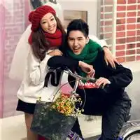  闺蜜一起骑单车的图片