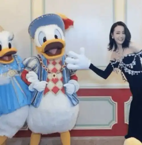  迪士尼在逃公主回家了迪丽热巴今日现身迪士尼出席剧宣活动