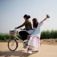 姐妹亲昵qq女生头像姐妹间的磕磕碰碰