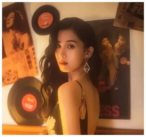  港风超拽霸气女生头像