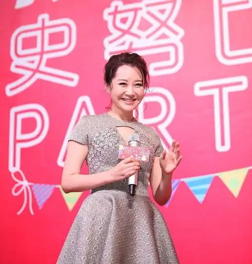  许晴太敢穿,一袭少女裙领口挖个洞不忘秀长腿,卷毛刘海更添风情