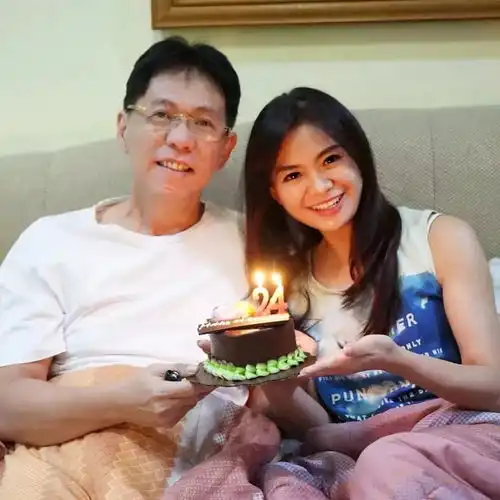  50岁冻龄阿姨,性感完爆20岁少女,跟儿子合影就像情侣