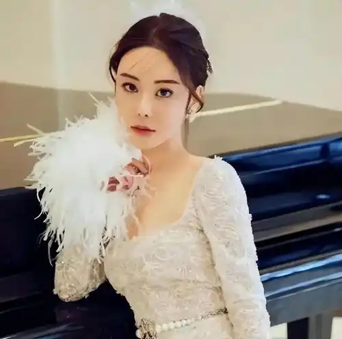 方媛带女儿参加艺术展,出门忘记带墨镜,p图回应网友显亲切