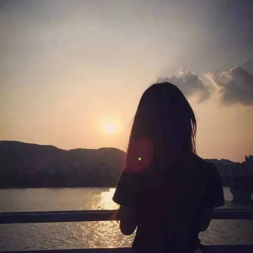  文案我曾将青春翻涌成她