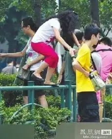  无节操泰国一女孩穿着暴露去拜佛引众网友责骂穿这么少想干嘛