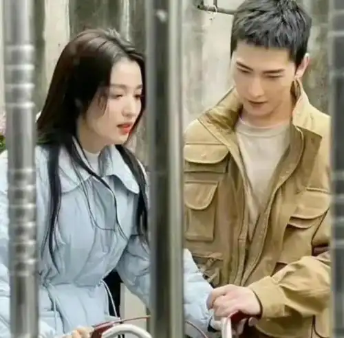  曝杨洋王楚然已领爱的毕业证,同城频率被扒,站姐发双人图送祝福