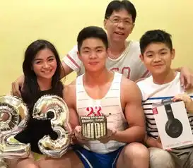  50岁的阿姨,身材比少女还要好,竟然还要和儿子拍情侣照