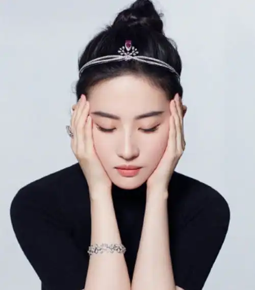  刘亦菲迪丽热巴恋爱啦两对顶流恋情曝光,结果在线打脸