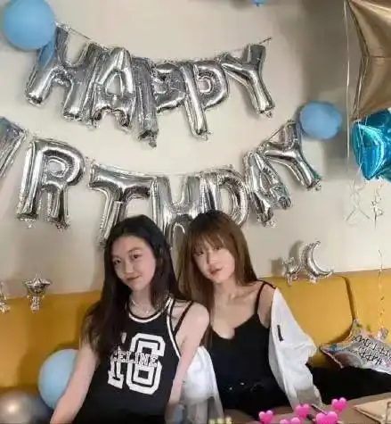 李嫣15岁生日闺蜜团为她庆生穿吊带露香肩太早熟,越来越有王菲范