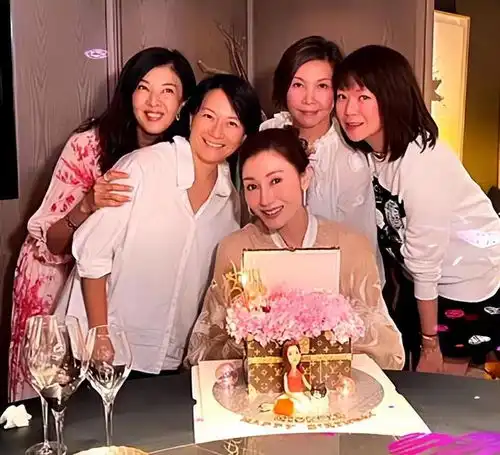 李嘉欣持续庆生4个奢华蛋糕抢镜,每一个都属于定制级别