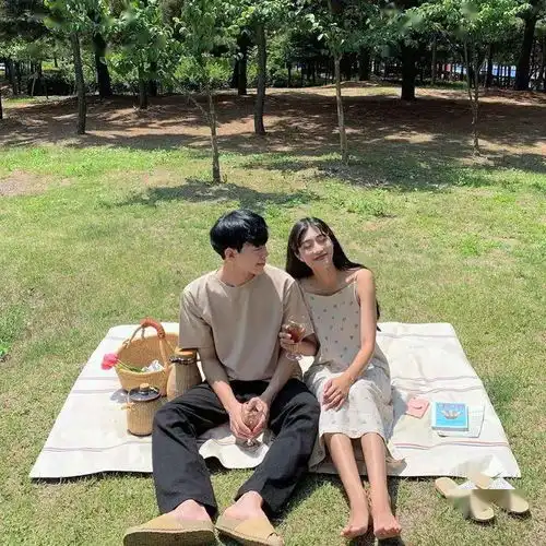  谁说情侣装要一模一样低调情侣装穿搭,展现专属时尚默契