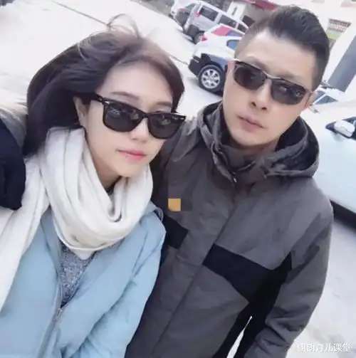  冻龄爸爸火了,与女儿相差25岁似情侣,女儿解释这是我亲爹