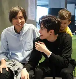  mike晒妈妈送机,母子俩意外穿成了亲子装,但像极了情侣