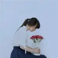  求人帮我做个情侣头像,接下来是图片,可以把人和花的位置倒一下,就是人在右边,面朝左捧花,也可以弄别的反正情侣头像就行谢谢大家