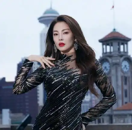  张雨绮新恋情疑曝光,与95后李柄熹挽手回公寓,两人还穿过情侣装