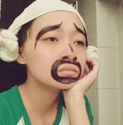  幽默笑话会议室里有一面照片墙,漂亮女同事的照片被人取了下来