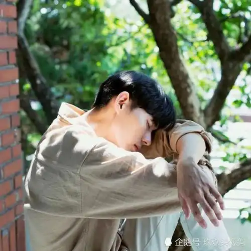  异性相处,男生只对你有这3个举动,显然已经获得他的心