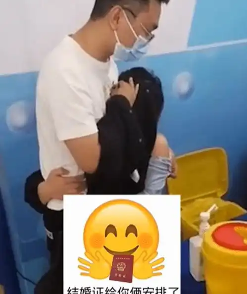  安徽女生打疫苗吓出猪叫,紧抱旁边男生不撒手,俩人还不是情侣