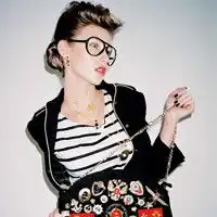  欧美情侣头像一男一女回忆在岁月中飘落